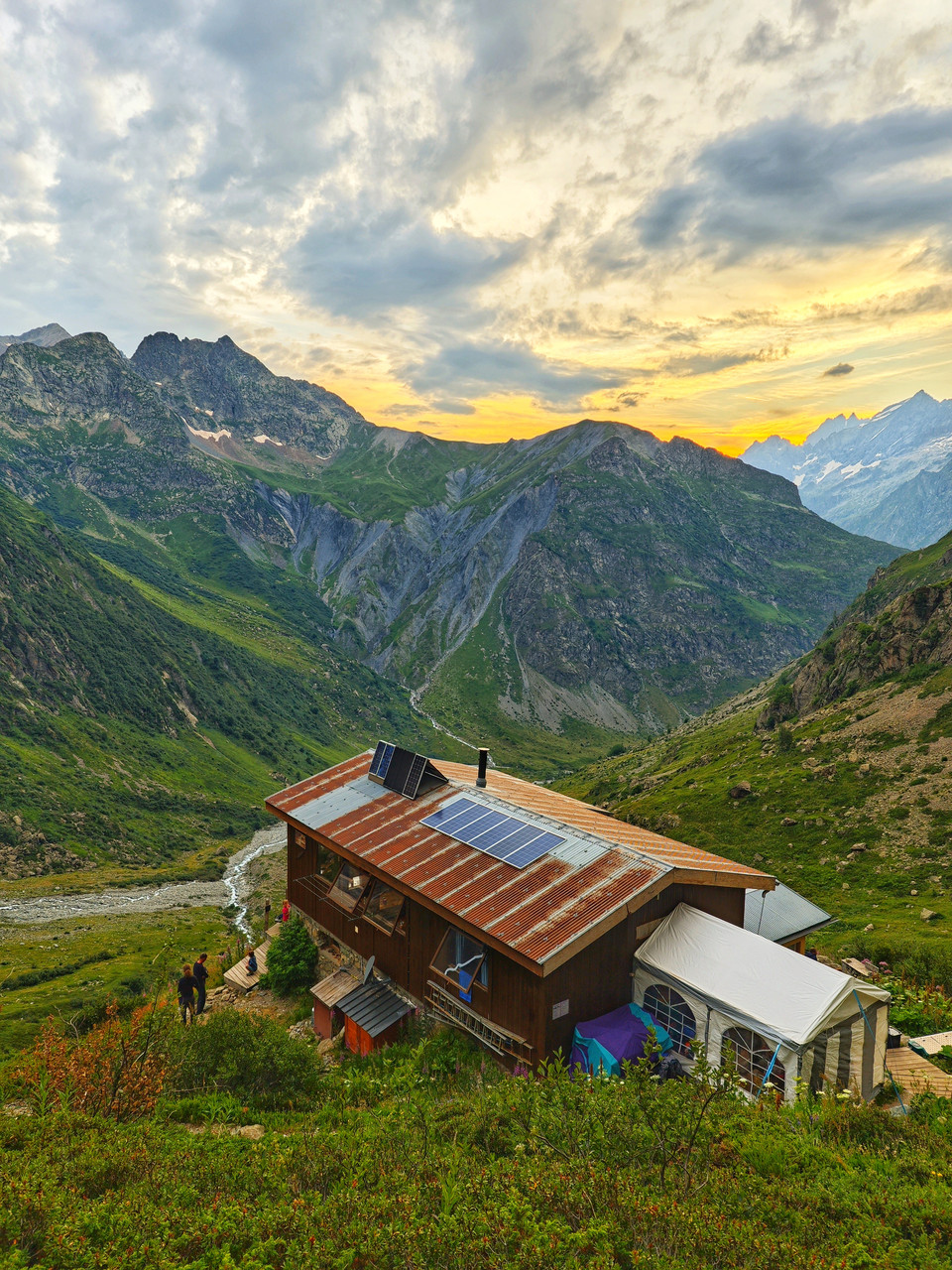 Refuge de Chabournéou au coucher du soleil dans les Écrins